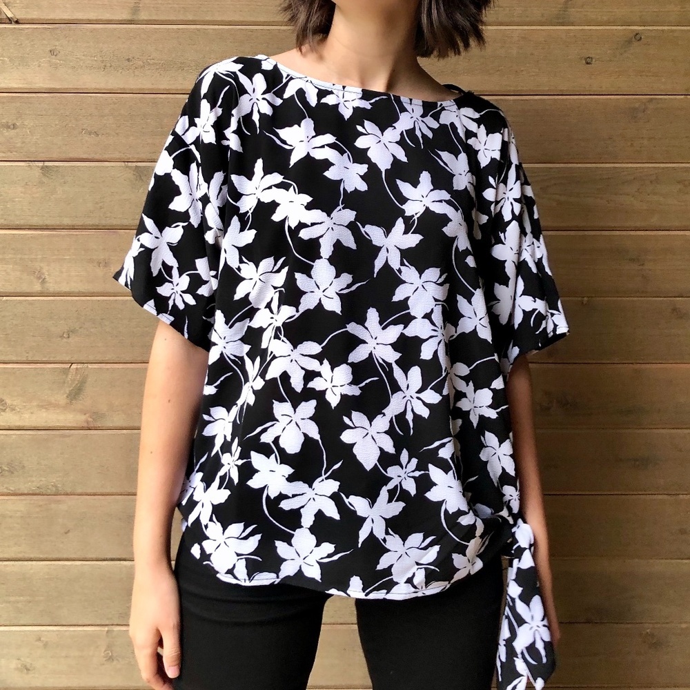 NWT MICHAEL Michael Kors Black and white FLORAL TOP with side tie - S